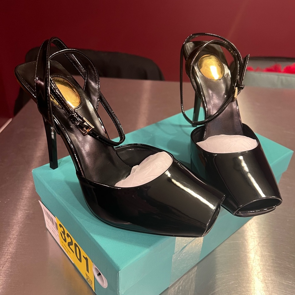Source Unknown Glossy Black Heels